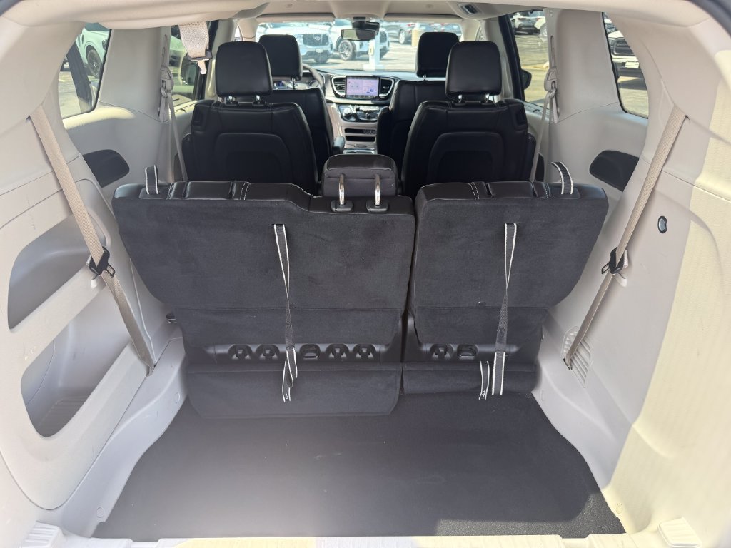 Used 2024 Chrysler Pacifica Touring-L FWD image 12