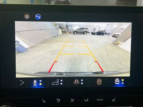 Used 2024 Chevrolet Colorado ZR2 w/ Technology Package AWD/4WD image 9