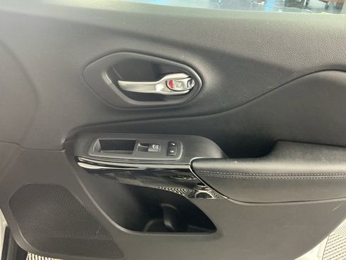 Used 2020 Jeep Cherokee Latitude Plus image 11