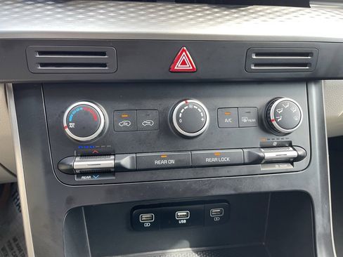 Used 2022 Kia Carnival LX image 15