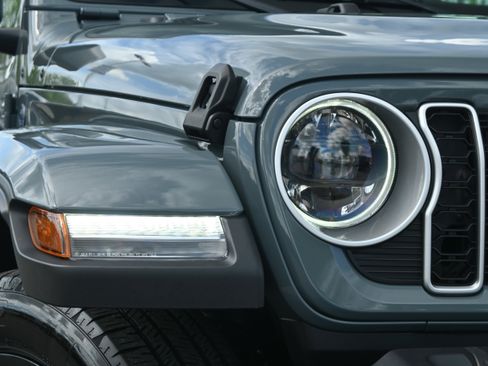 Used 2025 Jeep Wrangler Sahara image 26