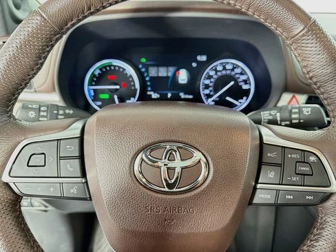 Used 2023 Toyota Sienna Platinum AWD/4WD image 15