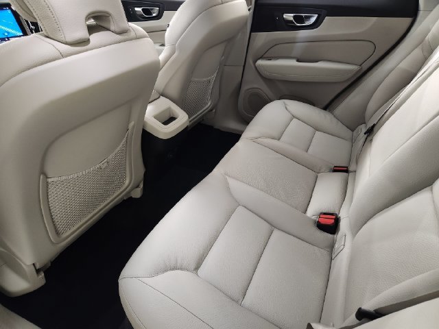 Used 2022 Volvo XC60 B5 Momentum AWD/4WD image 29