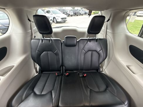 Used 2024 Chrysler Pacifica Limited FWD image 23