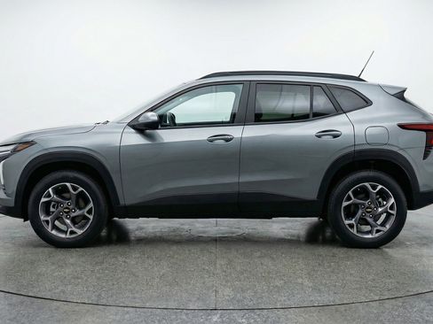 Used 2025 Chevrolet Trax LT FWD image 5
