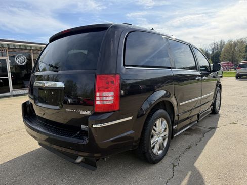 Used 2010 Chrysler Town & Country Limited image 5