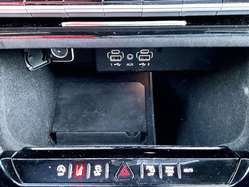 Certified 2024 Jeep Wagoneer Series II w/ Flexible Seating Group AWD/4WD image 16