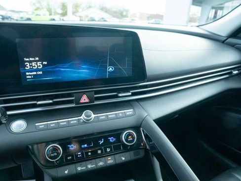 Used 2025 Hyundai Elantra Limited image 19