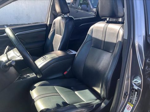 Used 2017 Toyota Highlander SE image 27