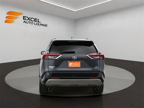 Used 2022 Toyota RAV4 SE image 4