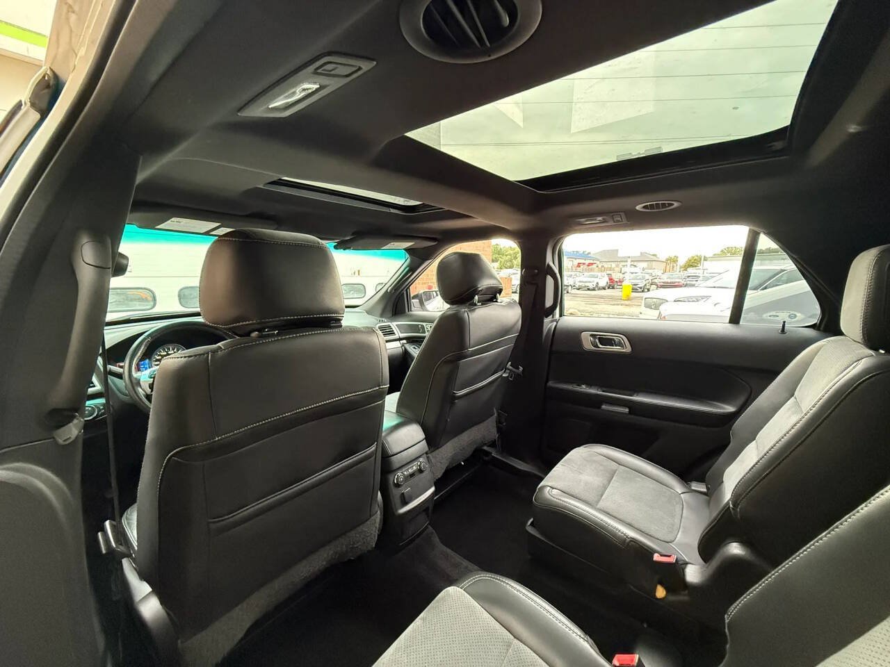 Used 2015 Ford Explorer XLT w/ Equipment Group 202B AWD/4WD image 17