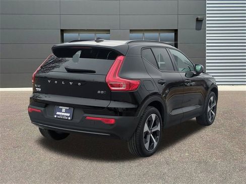 Used 2025 Volvo XC40 B5 Plus image 7