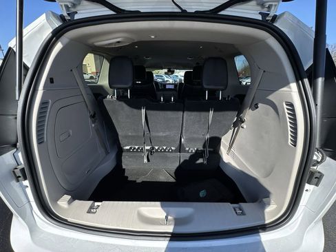 Used 2023 Chrysler Pacifica Touring-L FWD image 23