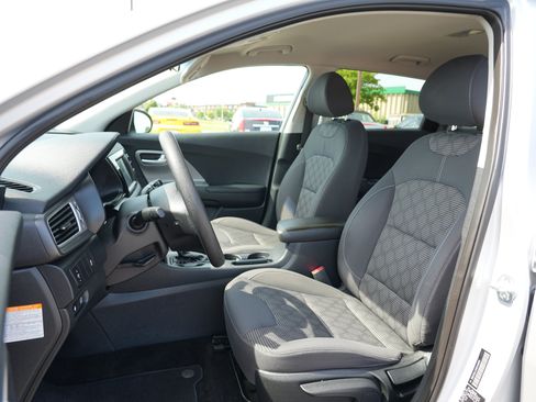 Used 2017 Kia Niro LX FWD image 12