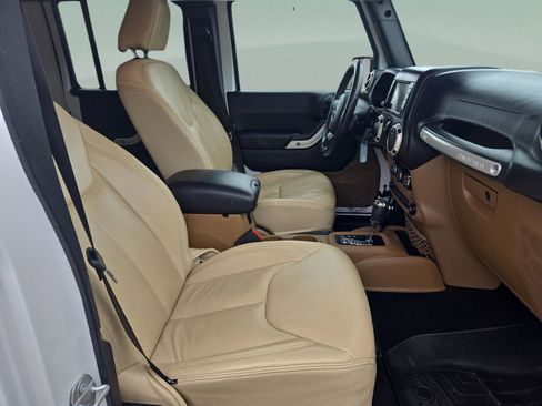 Used 2017 Jeep Wrangler Unlimited Sahara w/ Connectivity Group image 19