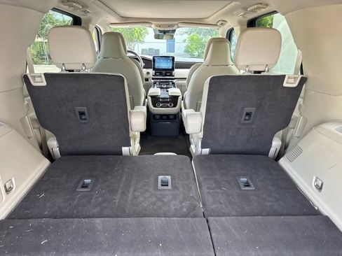 Used 2021 Lincoln Navigator Reserve w/ Luxury Package RWD image 9