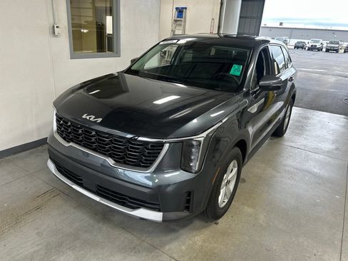Used 2025 Kia Sorento LX FWD image 2