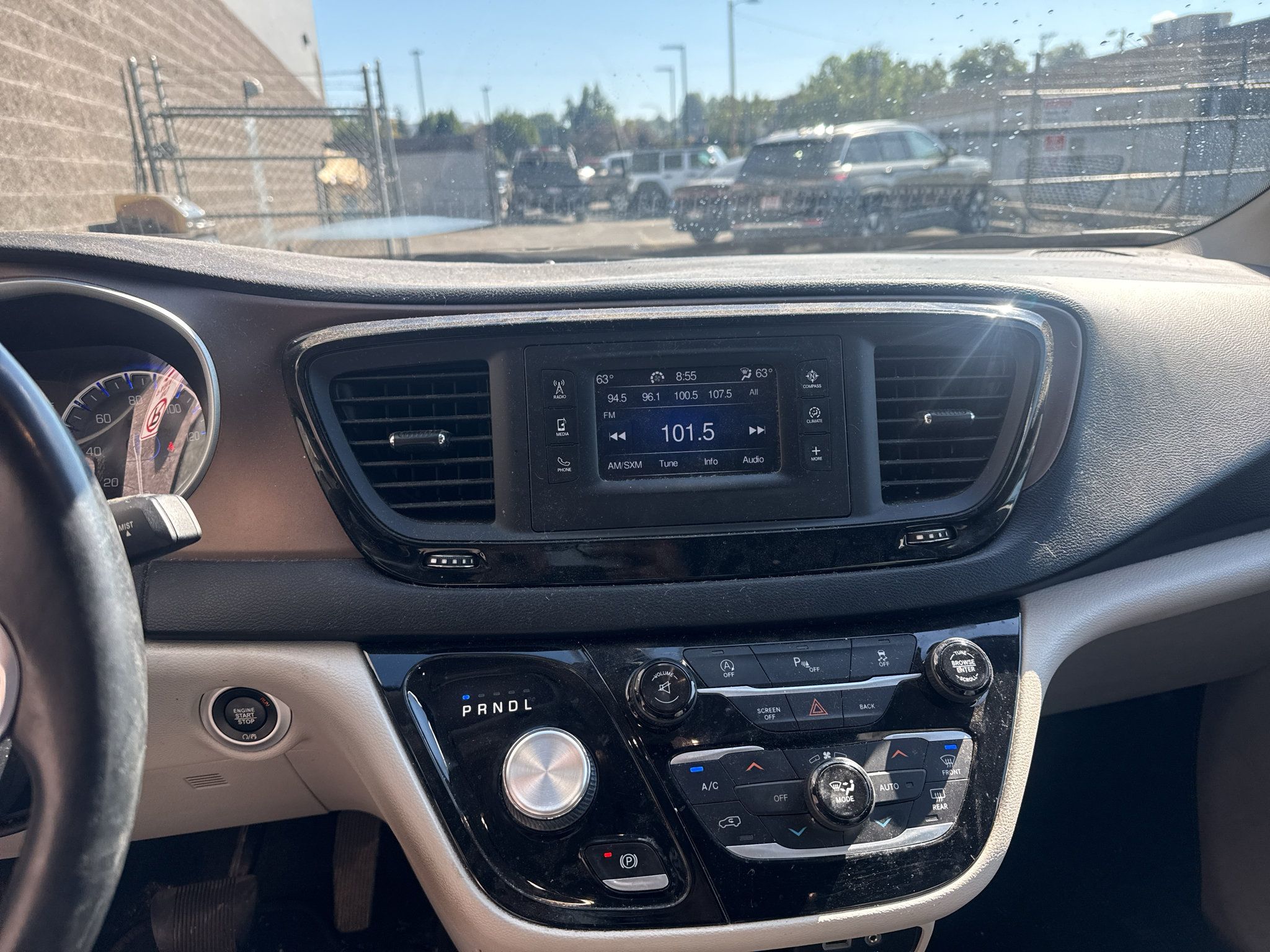 Used 2017 Chrysler Pacifica Touring-L FWD image 12
