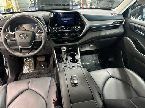 Used 2024 Toyota Highlander XLE AWD/4WD image 17
