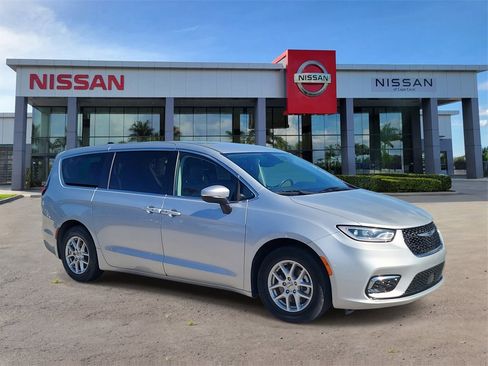 Used 2023 Chrysler Pacifica Touring-L image 2