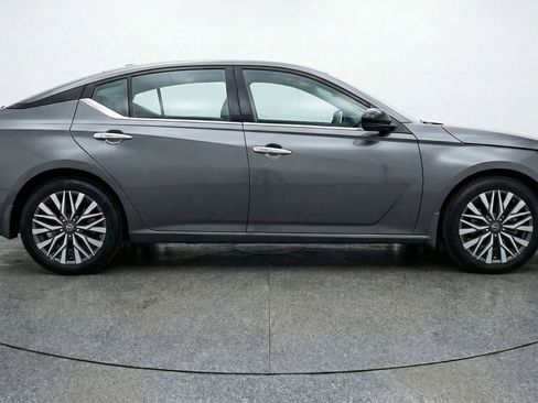 Used 2025 Nissan Altima 2.5 SV FWD image 11