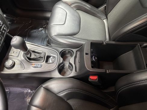 Used 2019 Jeep Cherokee Latitude Plus w/ Cold Weather Group image 25