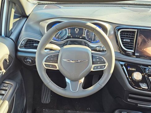 New 2026 Chrysler Pacifica Select image 16