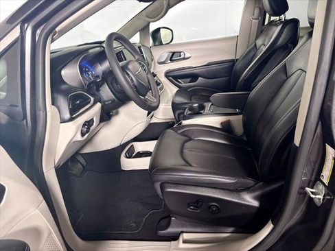 Certified 2023 Chrysler Pacifica Touring-L FWD image 12