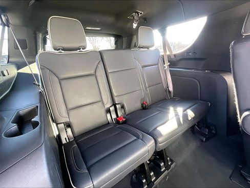 Used 2023 Chevrolet Suburban Premier image 32