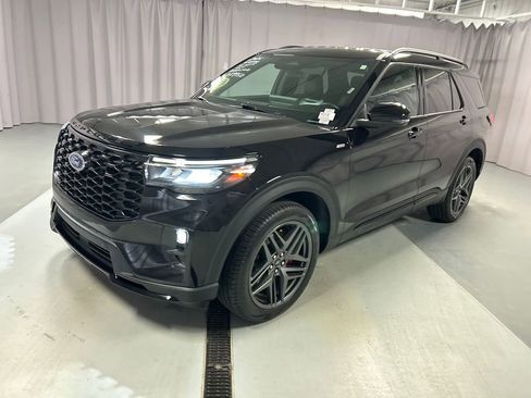 Used 2025 Ford Explorer ST-Line w/ ST-Line Street Pack AWD/4WD image 3