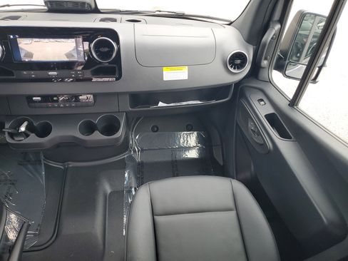 Used 2025 Mercedes-Benz Sprinter 2500 image 13