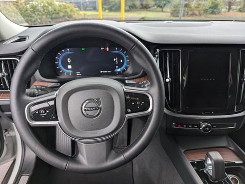 Used 2025 Volvo V60 B5 Cross Country Plus image 18