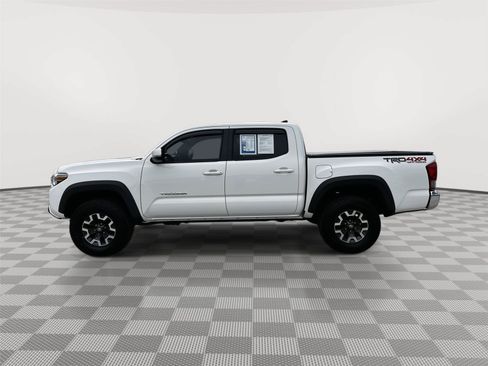 Used 2017 Toyota Tacoma TRD Off-Road w/ Tow Package (A/T) AWD/4WD image 3