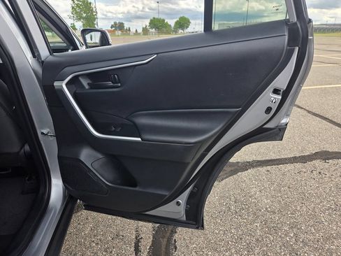 Used 2019 Toyota RAV4 LE w/ Carpet Mat Package AWD/4WD image 39