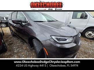 Used 2023 Chrysler Pacifica Touring-L video 1