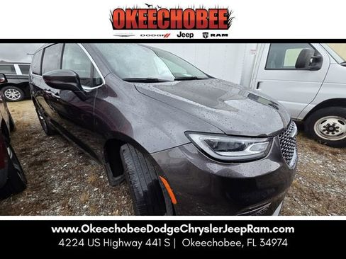 Used 2023 Chrysler Pacifica Touring-L image 1
