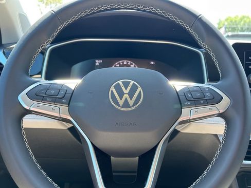 Used 2025 Volkswagen Taos SE image 17