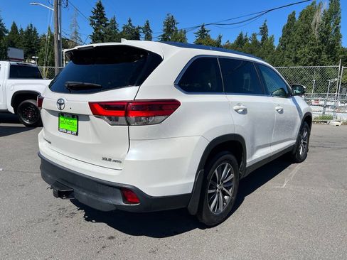 Used 2019 Toyota Highlander XLE AWD/4WD image 4