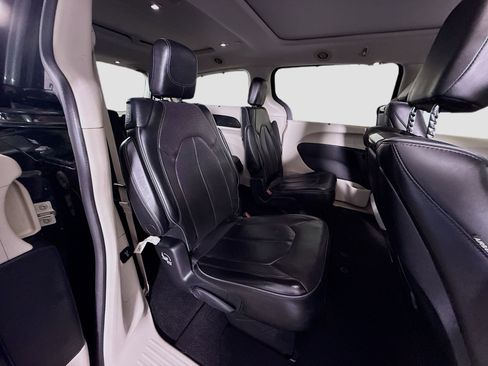Used 2017 Chrysler Pacifica Limited w/ UConnect Theater Package FWD image 26