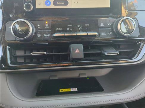 Certified 2023 Toyota Highlander XLE image 15