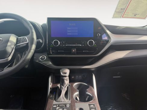 Certified 2025 Toyota Highlander Platinum AWD/4WD image 11