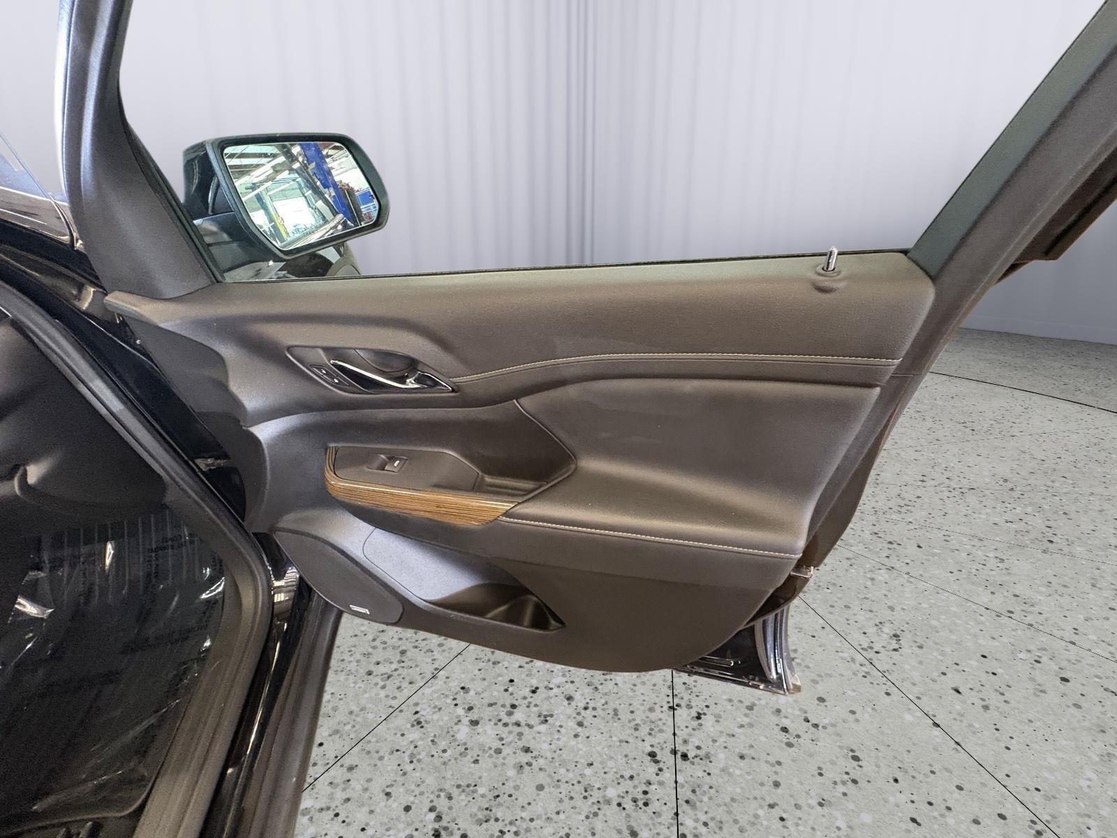 Used 2022 GMC Acadia SLE w/ Driver Convenience Package FWD image 10