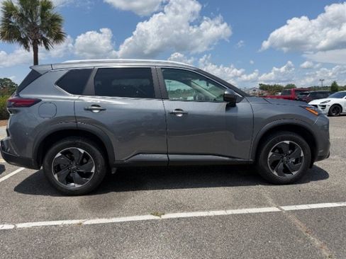 Used 2024 Nissan Rogue SV w/ SV Premium Package AWD/4WD image 2