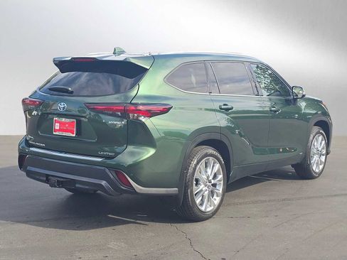 Used 2024 Toyota Highlander Limited image 3