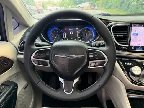 Used 2022 Chrysler Pacifica Limited w/ Uconnect Theater Family Group AWD/4WD image 15