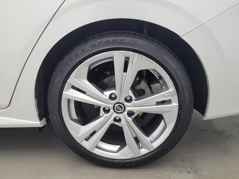 Used 2020 Nissan Sentra SR w/ Premium Package FWD image 31