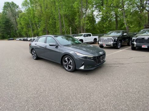 Used 2023 Hyundai Elantra Limited FWD image 2