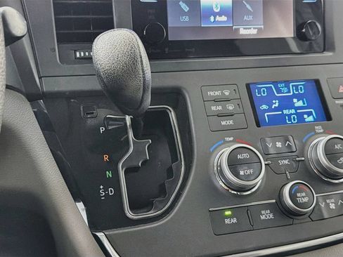 Used 2017 Toyota Sienna LE FWD image 18