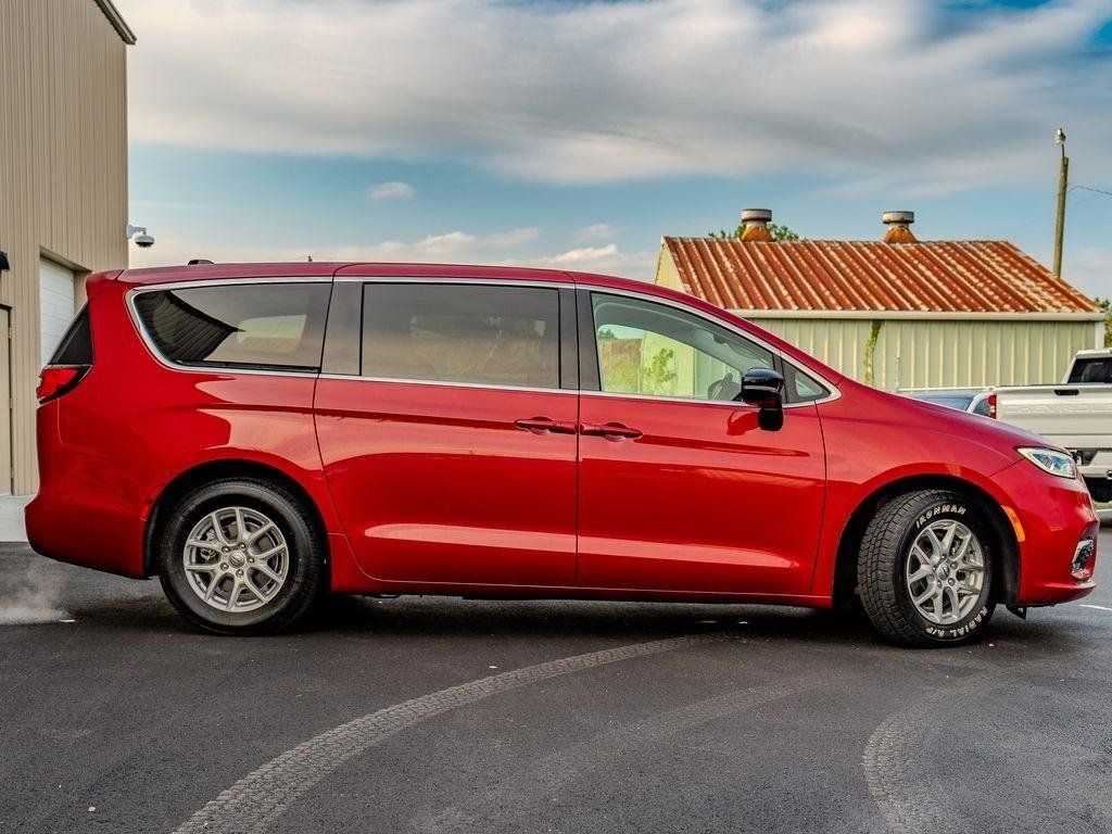 Used 2024 Chrysler Pacifica Touring-L FWD image 2