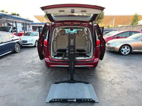 Used 2020 Chrysler Pacifica Limited w/ Tire & Wheel Group FWD image 1